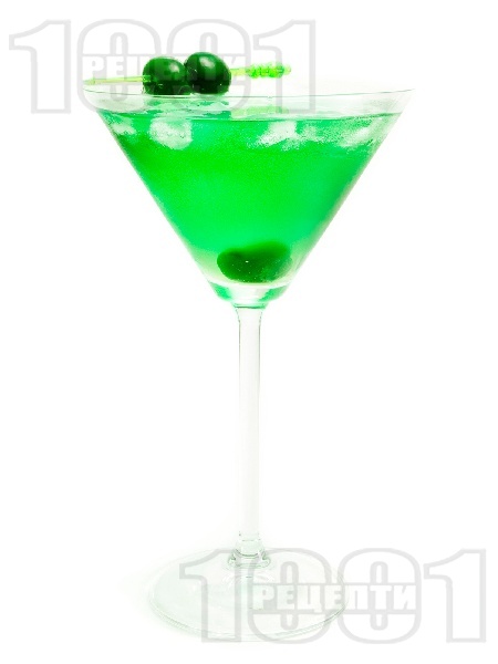 Коктейл Зелено Мартини (Green Martini) с джин и ликьор от пъпеш - снимка на рецептата
